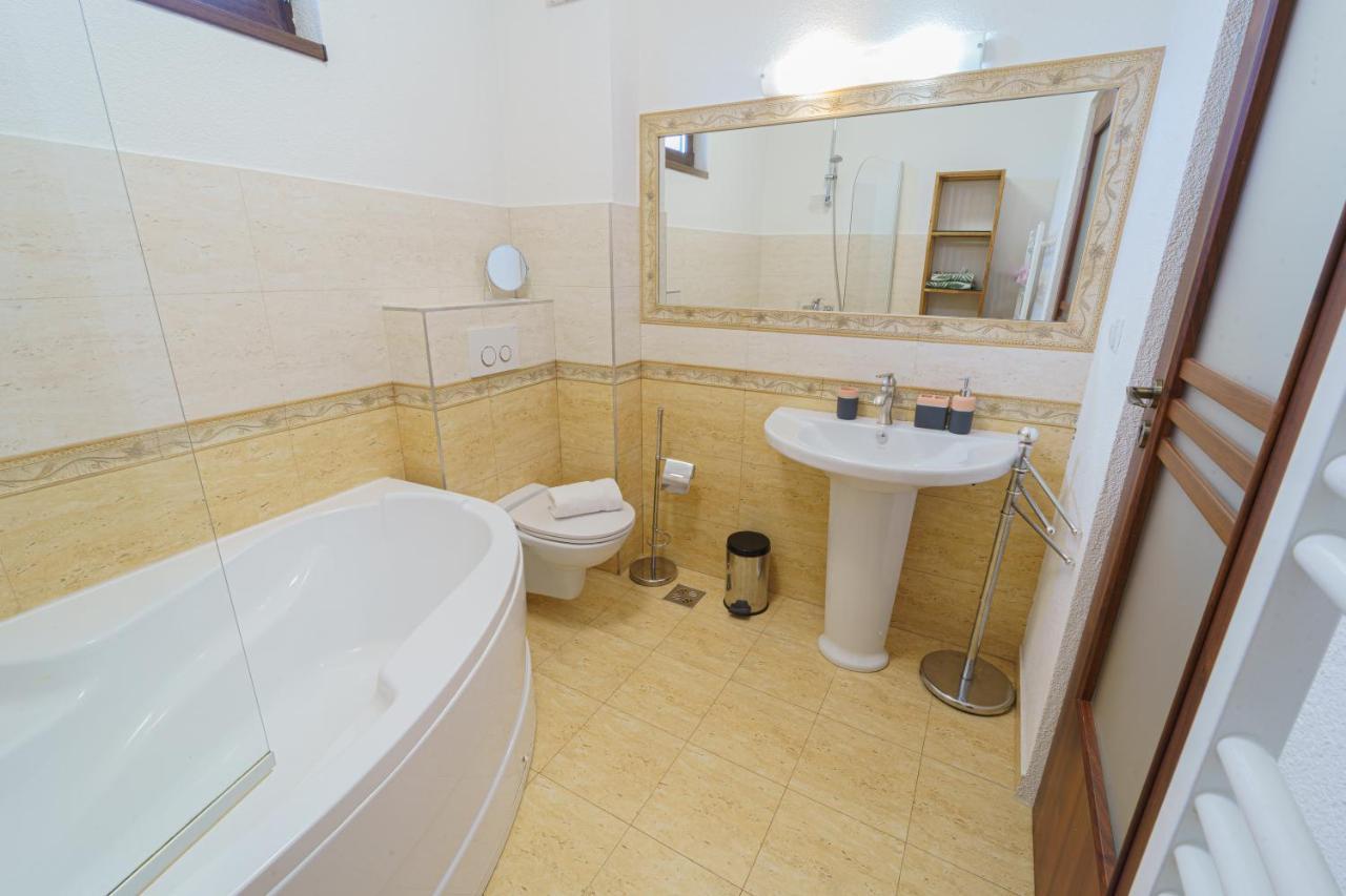5* Mansion In City Center Cluj-Napoca Exteriör bild